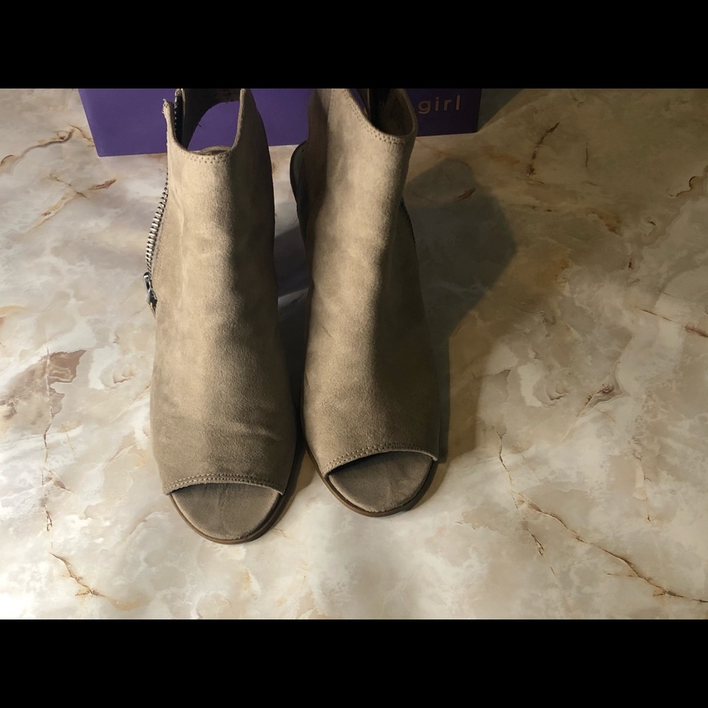 Madden girl ninnaa taupe fab